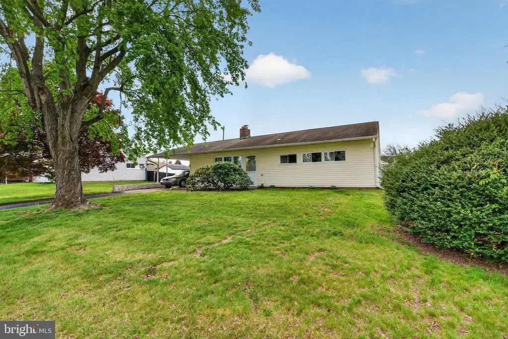 2 Silver Birch Ln, LEVITTOWN
