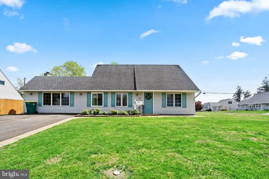 60 Upland Rd, LEVITTOWN