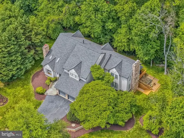 904 Falls Bridge Ln, Great Falls