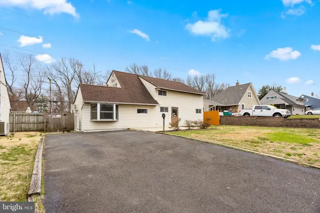 64 Ruby Ln, LEVITTOWN