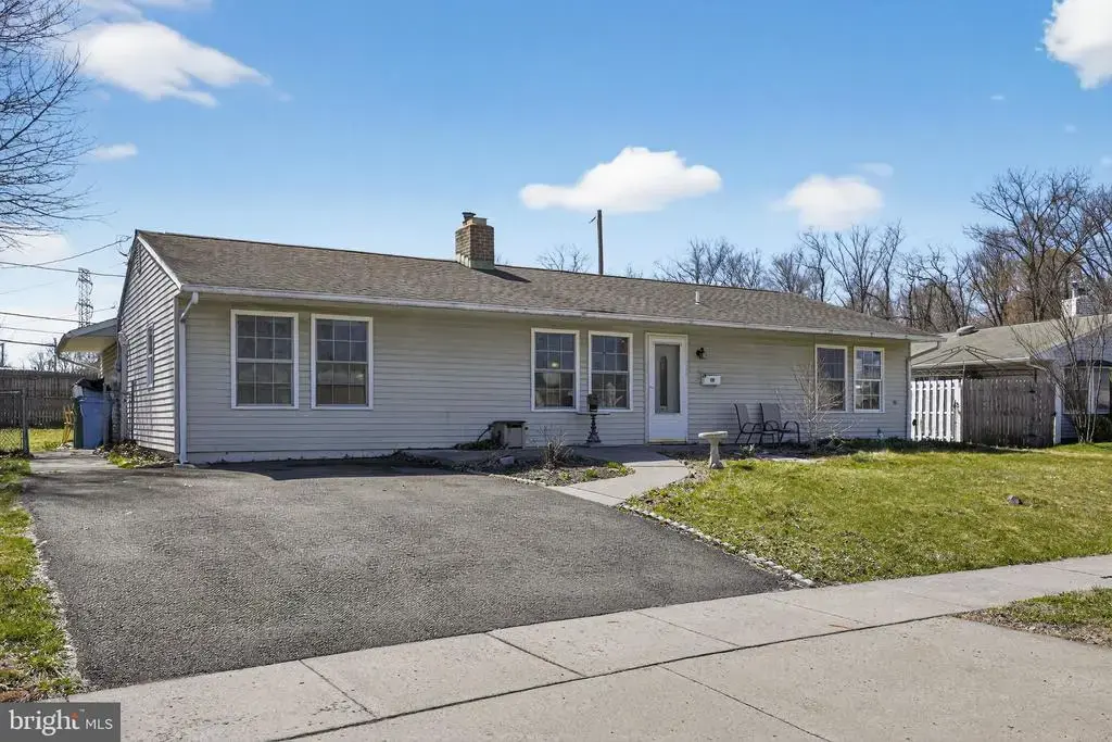 103 Daffodil Ln, LEVITTOWN