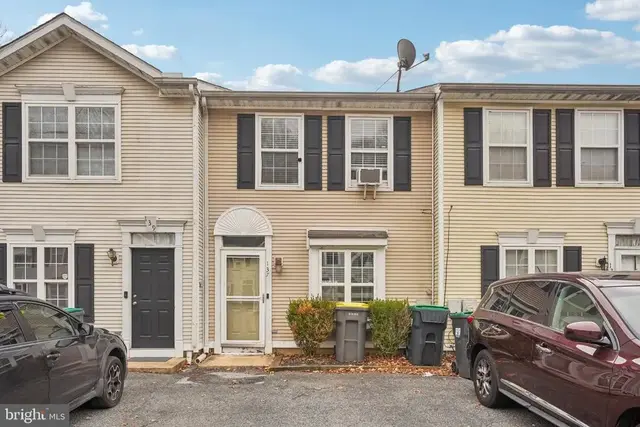 137 Creekside Ct, Newark