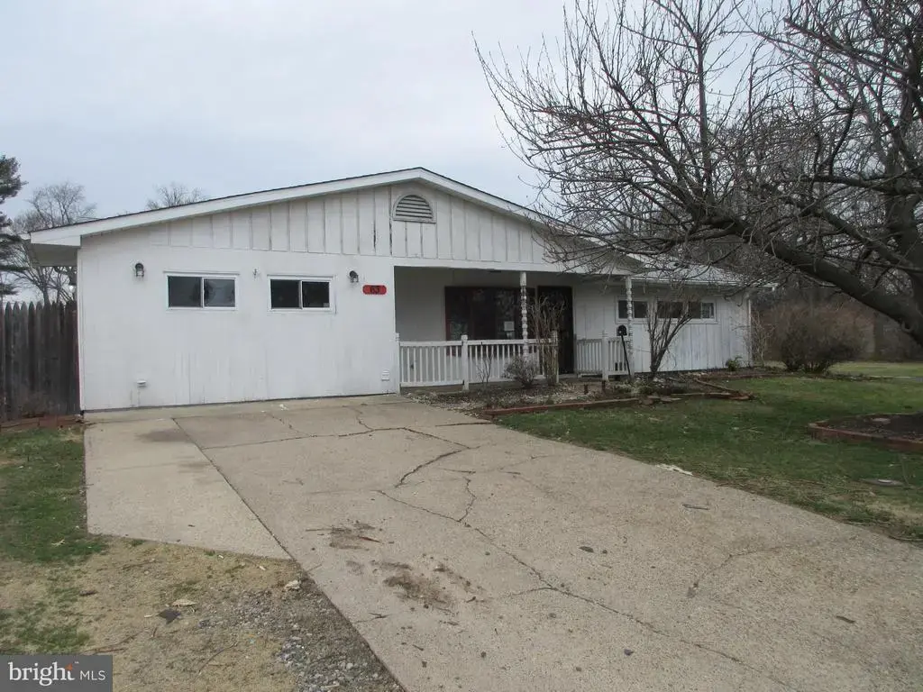 63 Maple Ln, LEVITTOWN