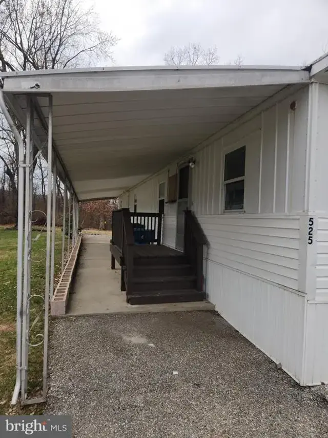 525 Pine Dr, York