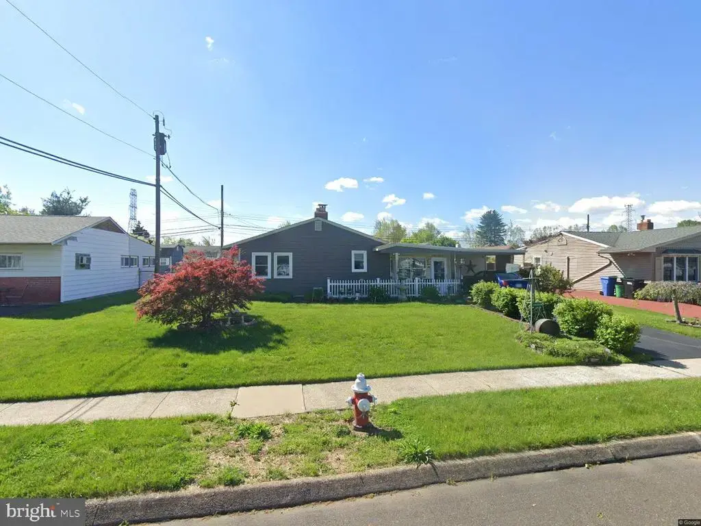 10 Flower Ln, LEVITTOWN