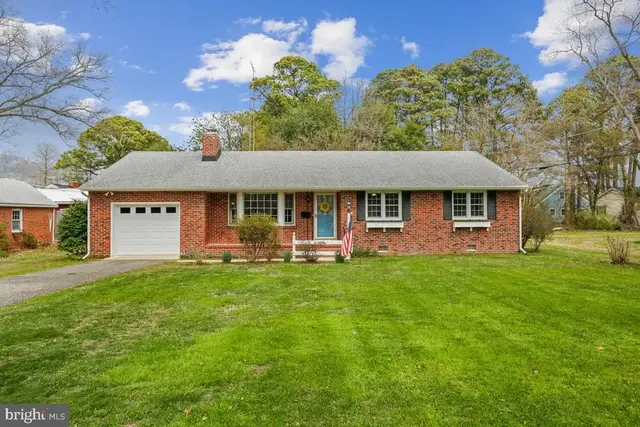 1205 Hambrooks Blvd, Cambridge