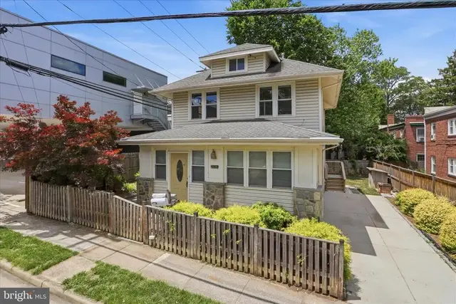 2206 S Grant St S, Arlington
