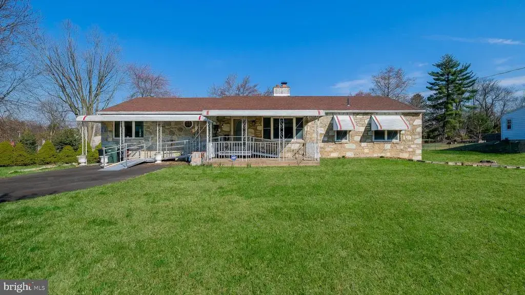 8 Village Dr, FEASTERVILLE TREVOSE