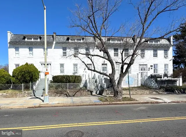 6 Barney Cir Se #1, Washington