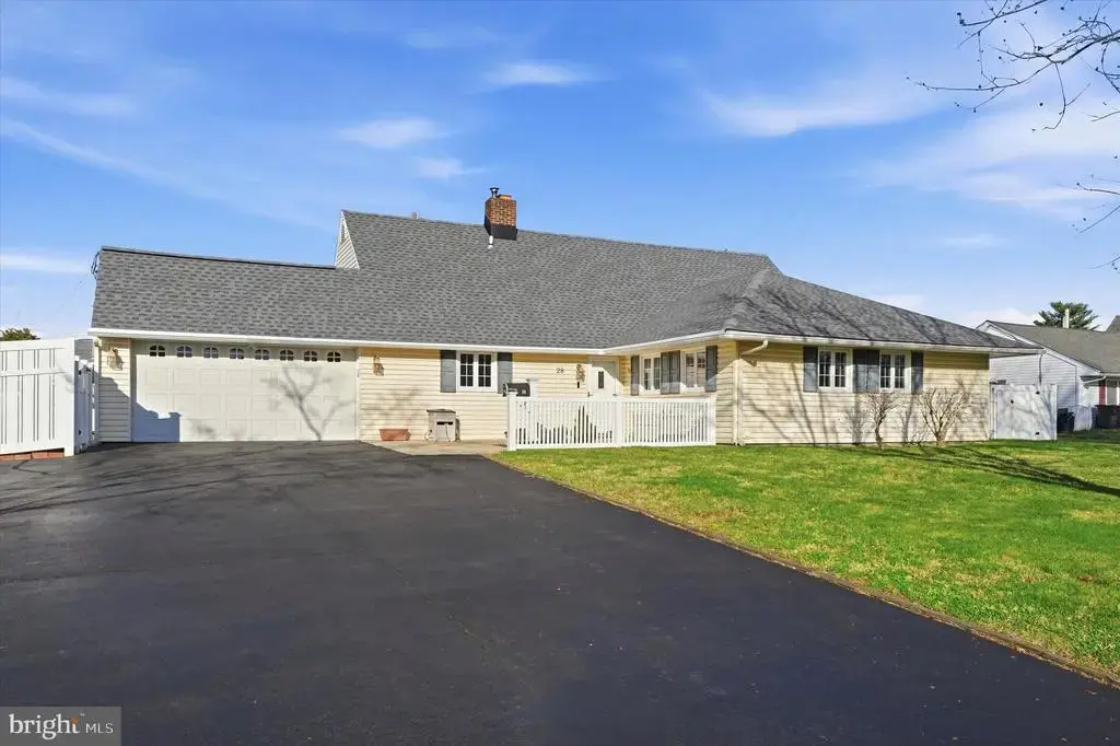 28 Sycamore Rd, LEVITTOWN