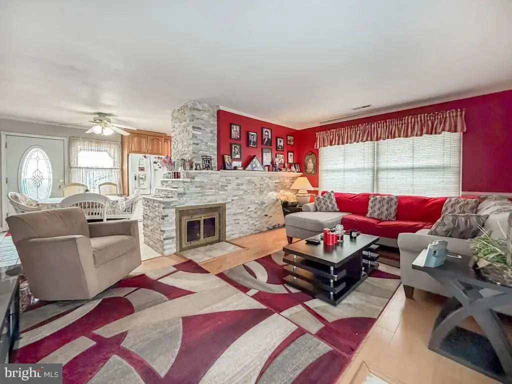 55 Teaberry Ln, LEVITTOWN