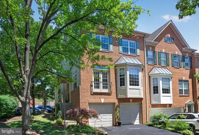 428 Clayton Ln, Alexandria