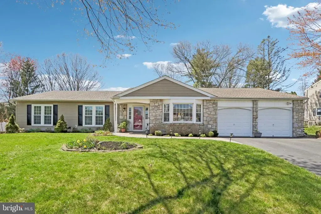 923 Pickering Dr, YARDLEY