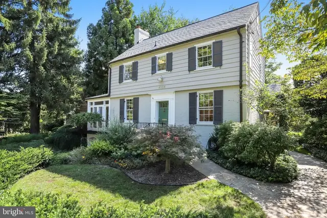4224 Oakridge Ln, Chevy Chase
