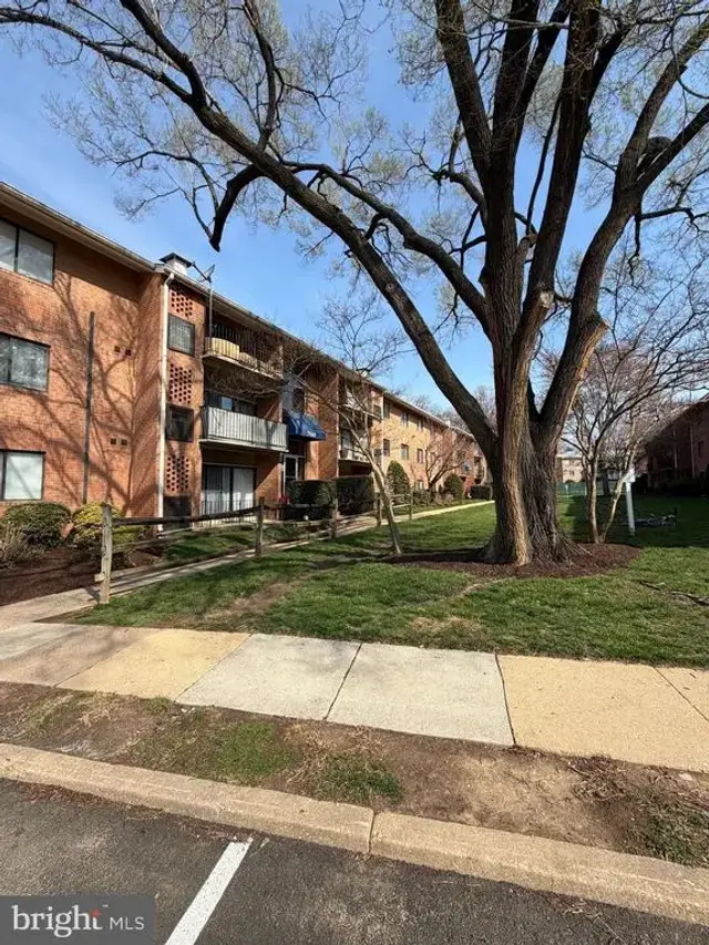 7608 Savannah St #203, Falls Church