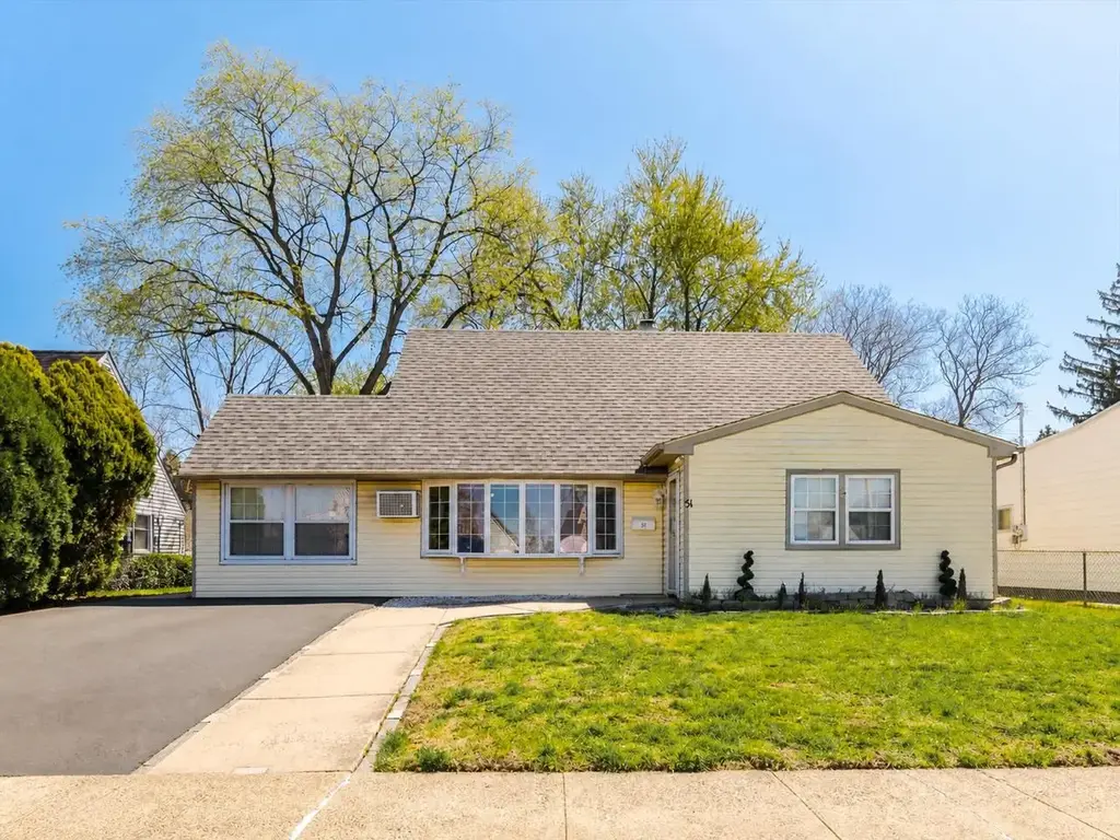 51 Junewood Dr, LEVITTOWN
