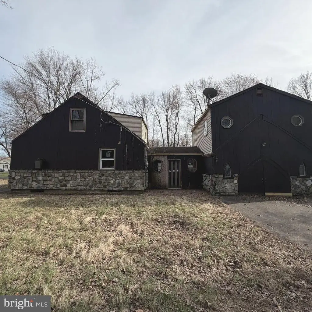 217 Apple St, LEVITTOWN