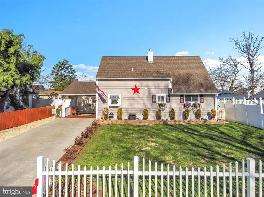35 Honeysuckle Ln, LEVITTOWN