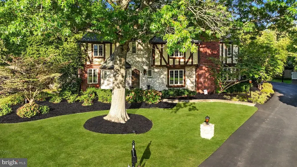 8 Moon Cir, YARDLEY
