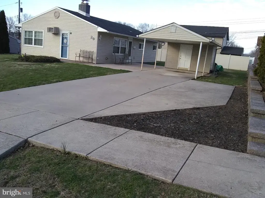29 Gridiron Rd, LEVITTOWN