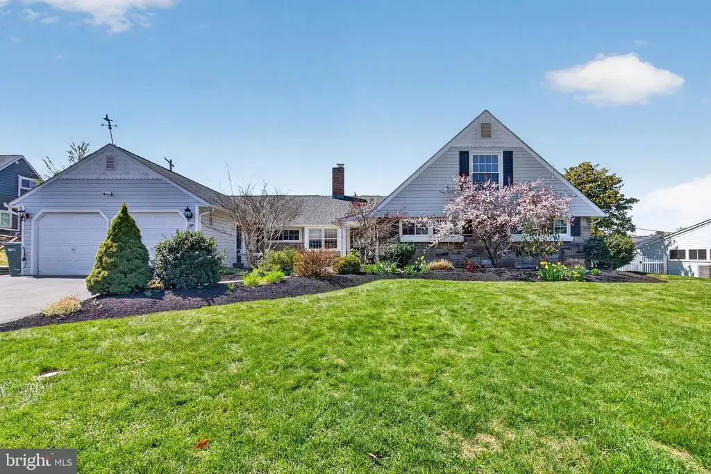 87 Flamehill Rd, LEVITTOWN
