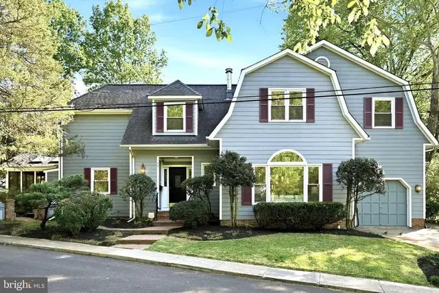 49 Wellesley Cir, Glen Echo