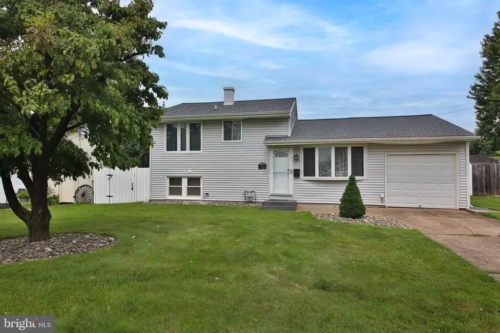 3072 Richlieu Rd, BENSALEM