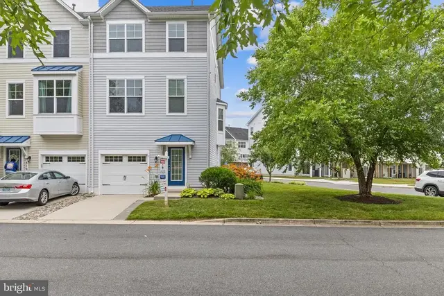 317 Shipyard Dr #67, Cambridge