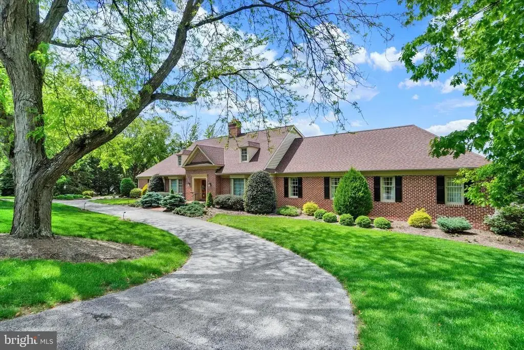 925 Summit Cir N, YORK