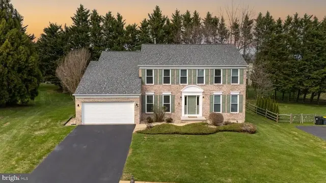 33 Hummingbird Ln, Newark