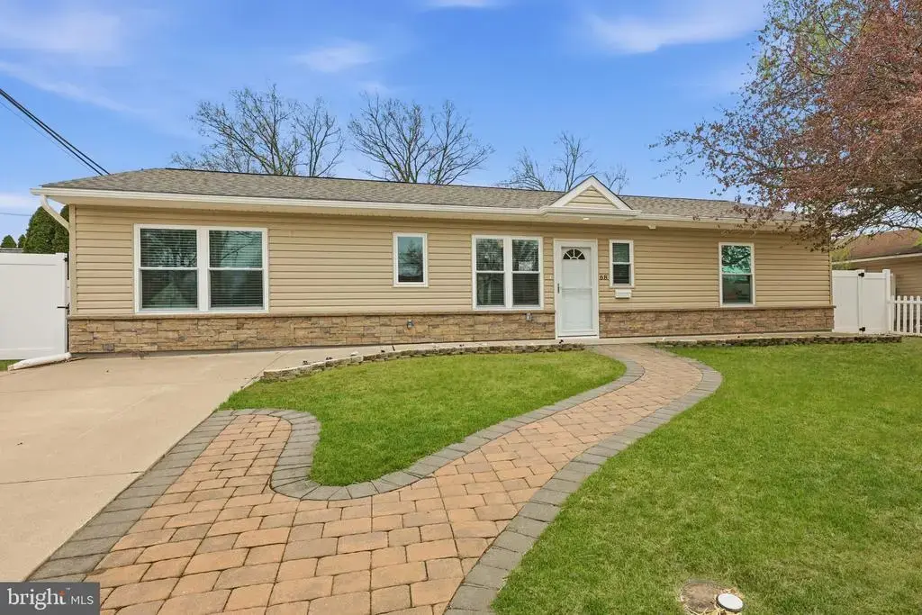 68 Tapered Oak Ln, LEVITTOWN