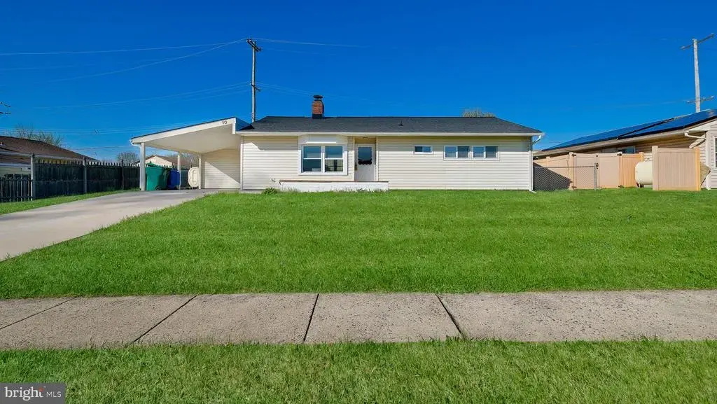 10 Blue Ridge Dr, LEVITTOWN