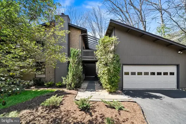 5224 Bradfield Dr, Burke
