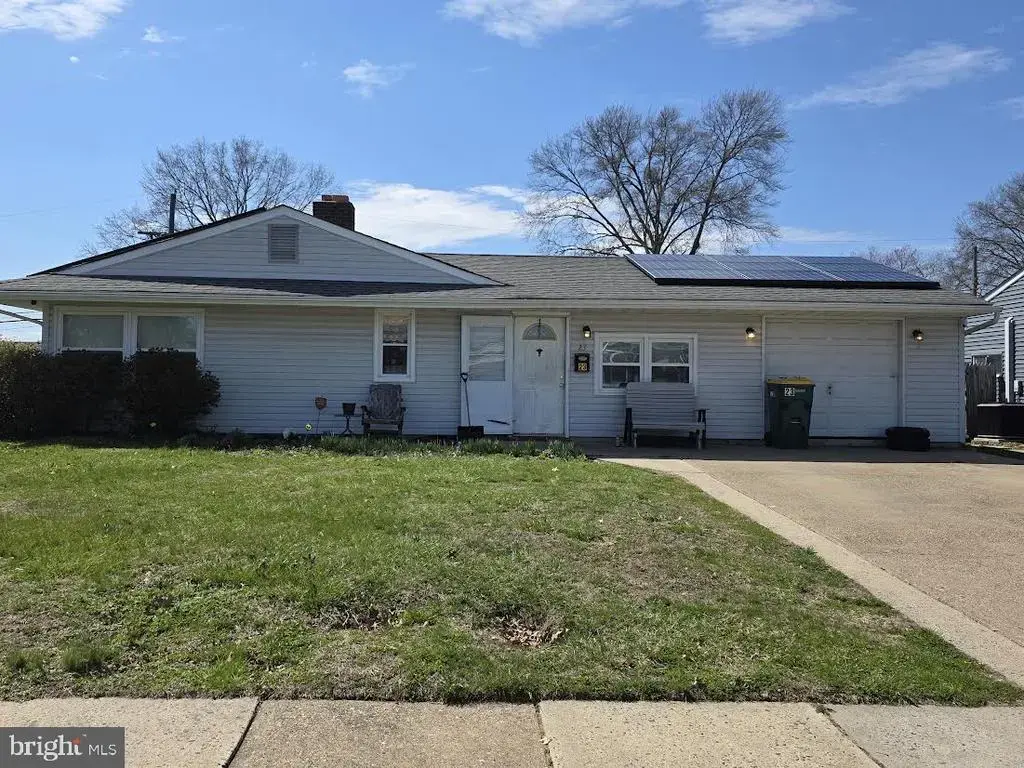 23 Teaberry Ln, LEVITTOWN