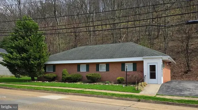 955 Frederick St, Cumberland