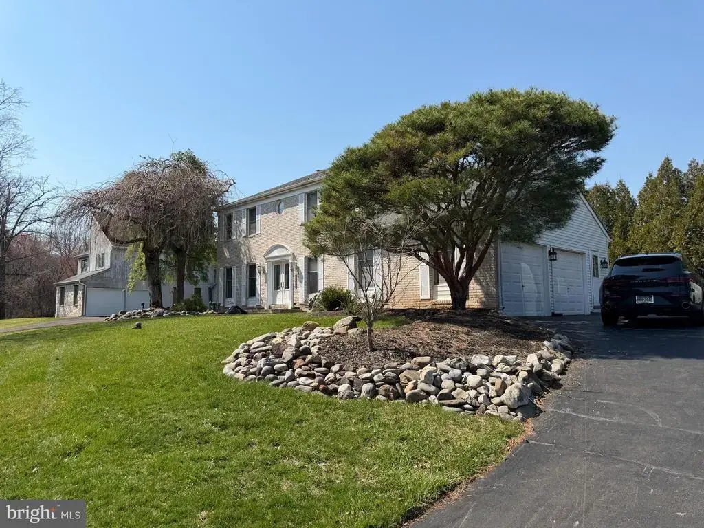 1038 Fawn Dr, SOUTHAMPTON