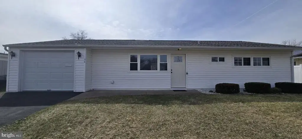 35 Beechtree Rd, LEVITTOWN