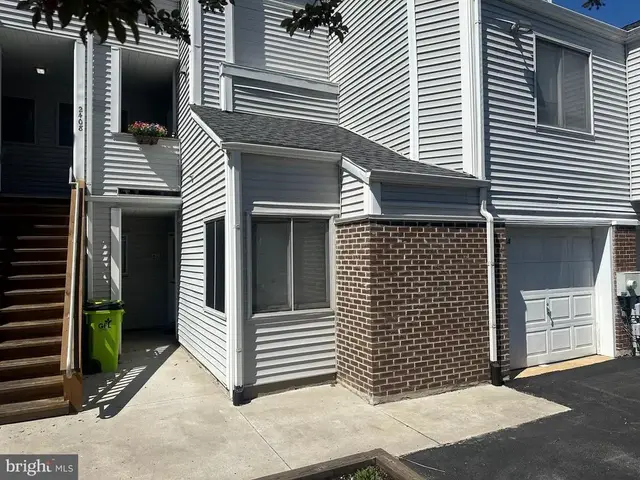 2404 Creekside Dr #52, Newark