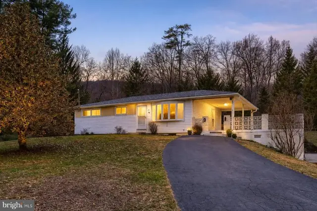 98 Pine St, Dillsburg