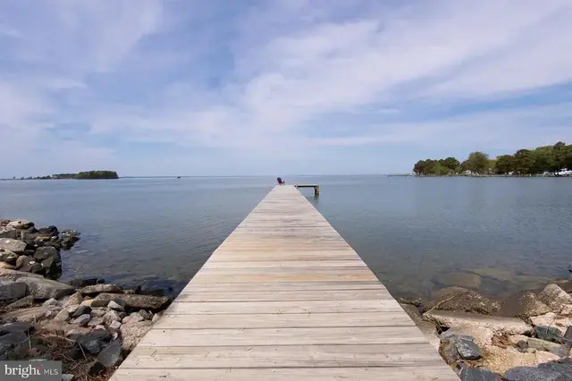724 Twin Point Cove Rd, Cambridge