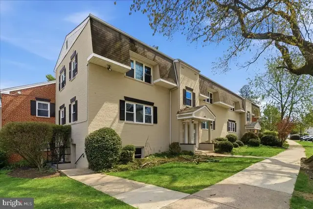 6198 Greenwood Dr #101, Falls Church
