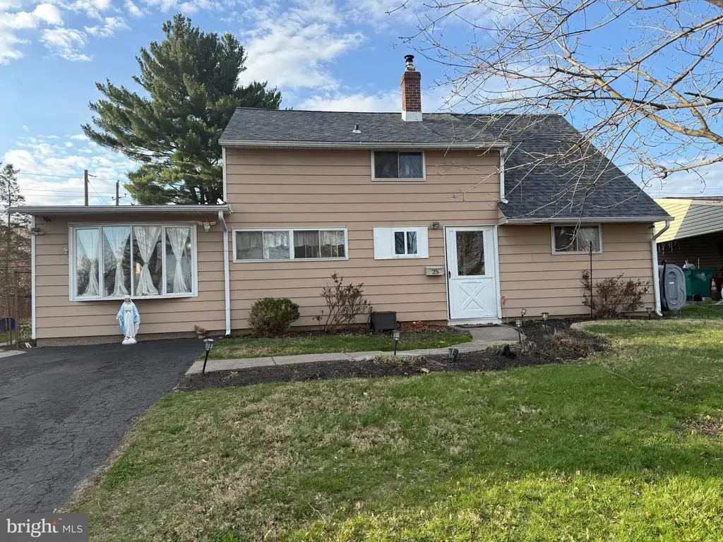 25 Goldengate Rd, LEVITTOWN