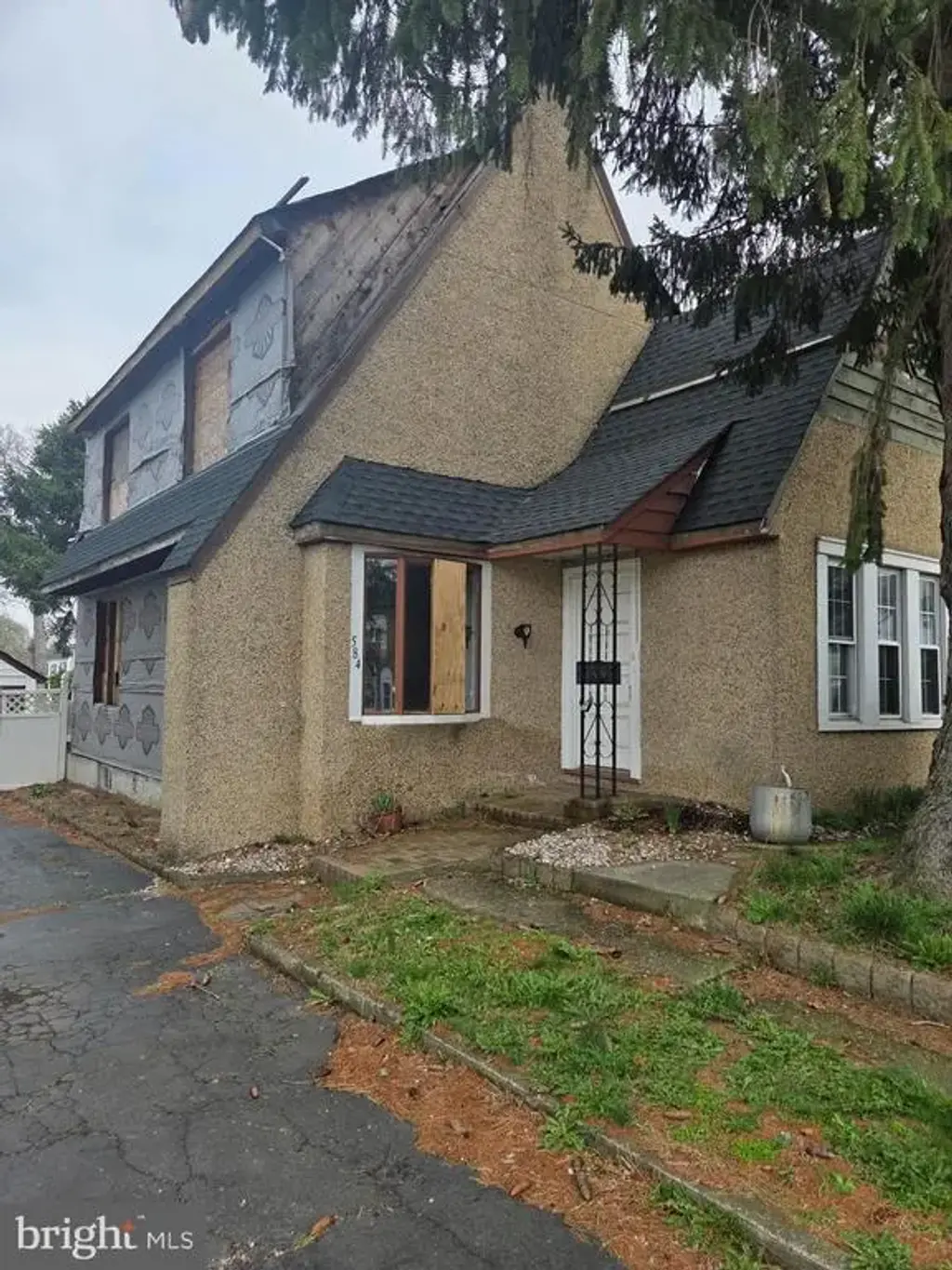 584 Parkway Ave, EWING