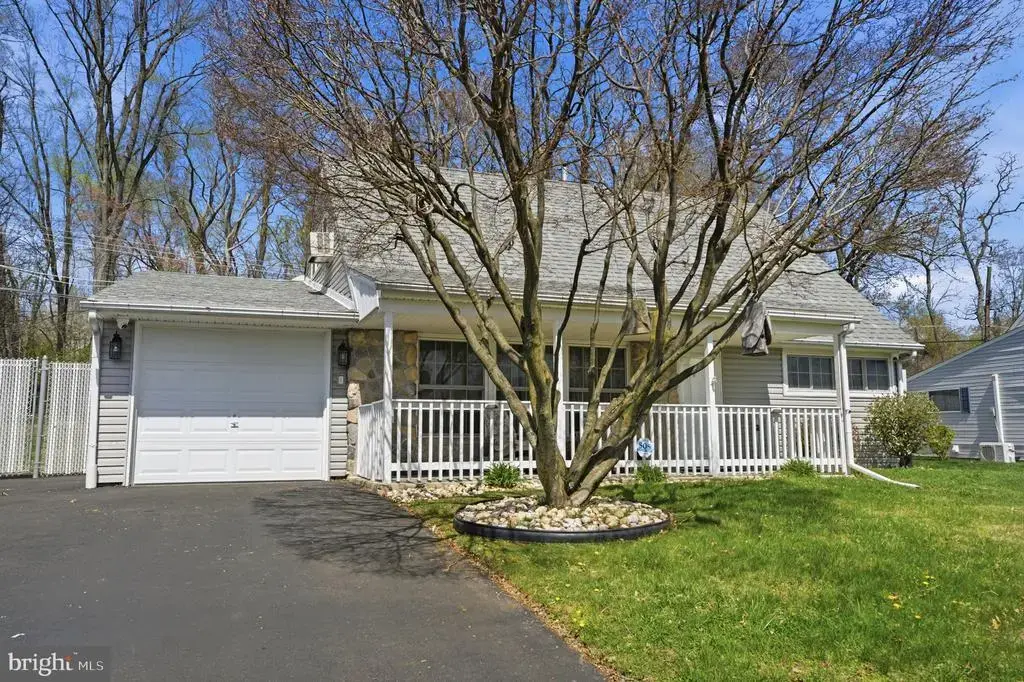 103 Hedge Rd, LEVITTOWN