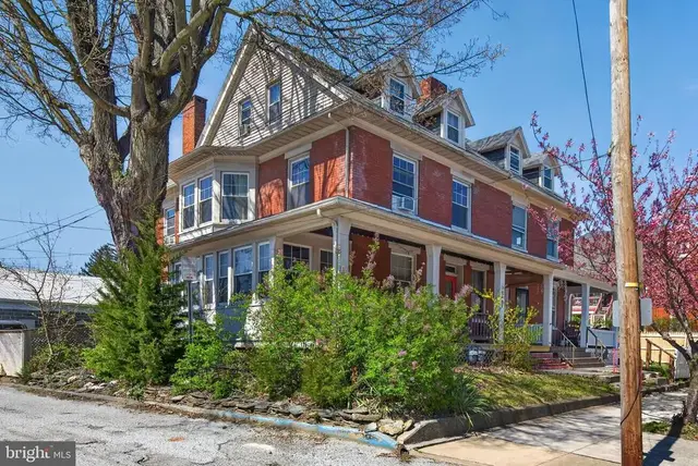 927 Linden Ave, York