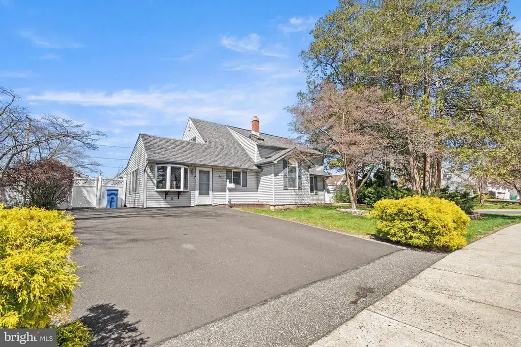 85 Goldenridge Dr, LEVITTOWN