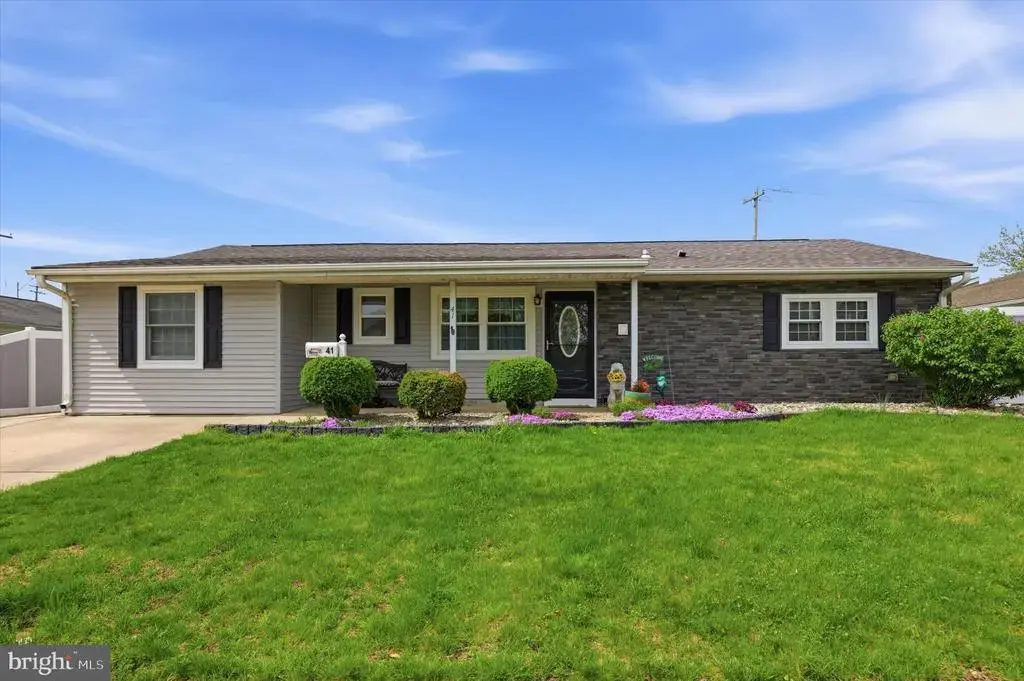 41 Lakeside Dr #w, LEVITTOWN