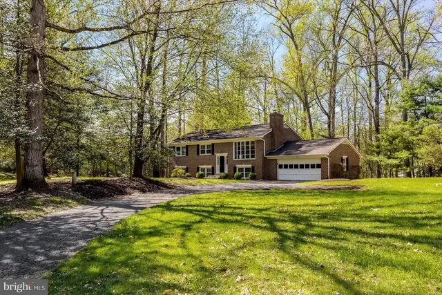 12186 Hickory Knoll Pl, Fairfax