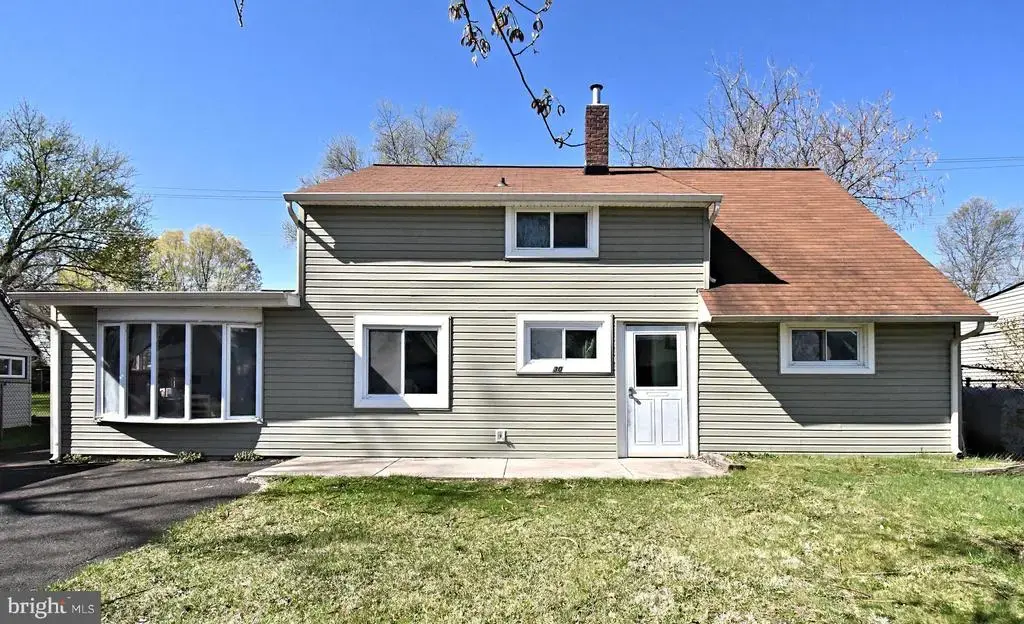 30 Roundwood Ln, LEVITTOWN