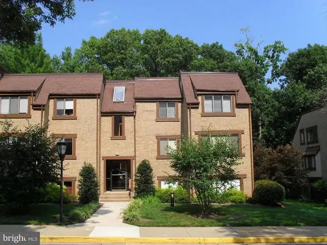 1659 Parkcrest Cir #301, Reston